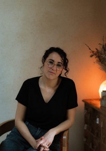 Camille, esthéticienne holistique à Vertou, spécialiste en soins bien-être naturels